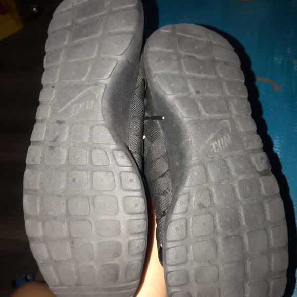 Black Nike Roshes - Picture 3 of 3